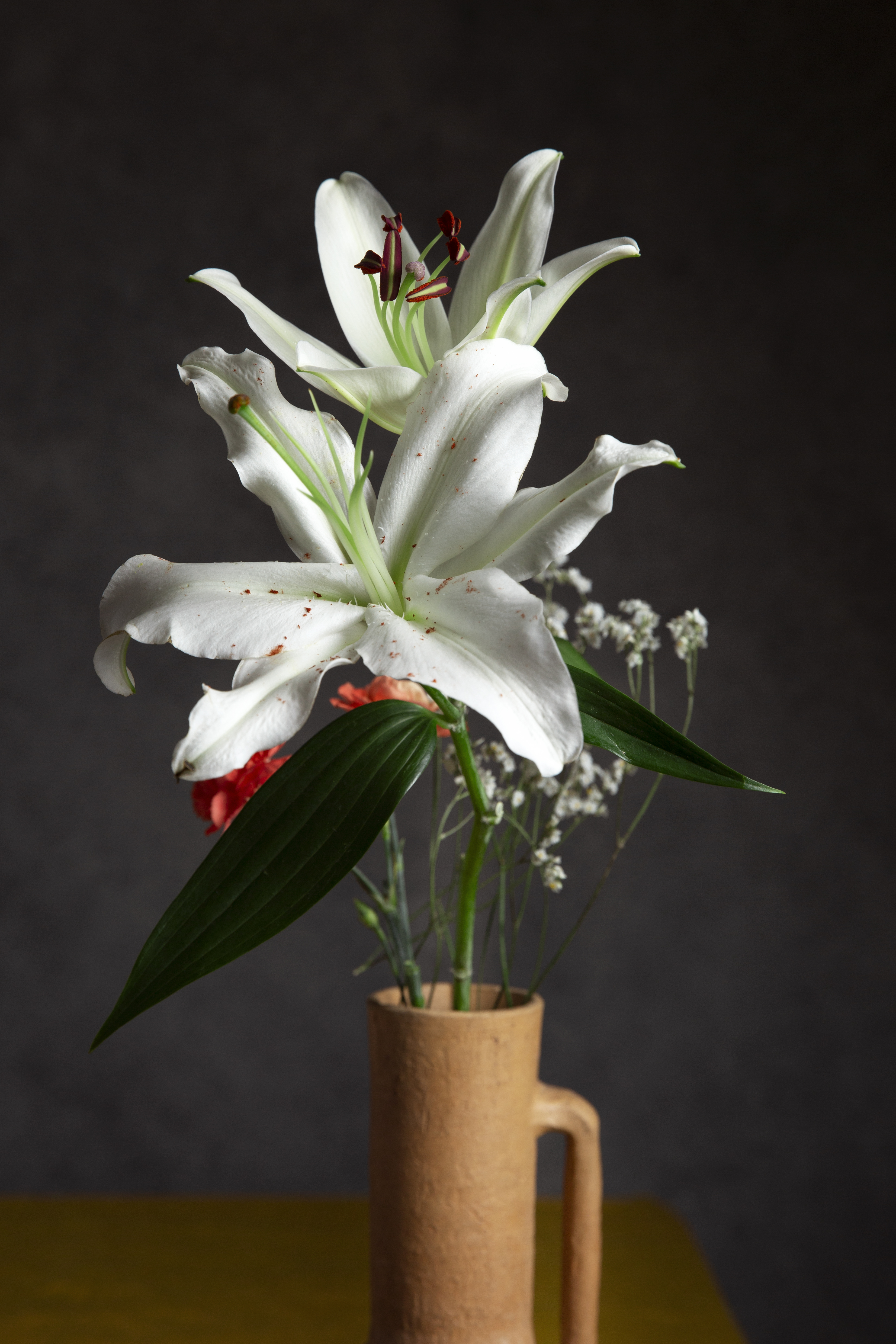 flowers-vase-still-like-baroque-style